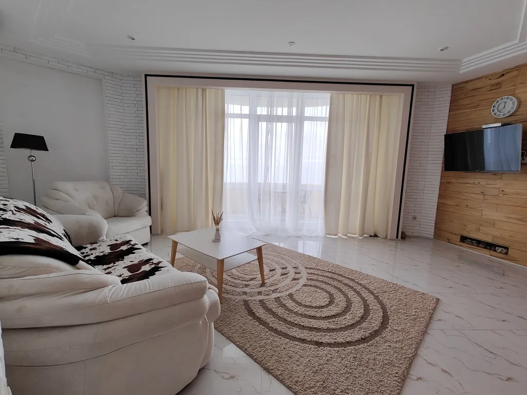 Евродвушка с большое кухней студией с видом на море