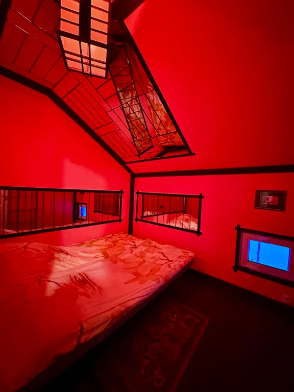 Коттедж с дизайнерской отделкой и камином