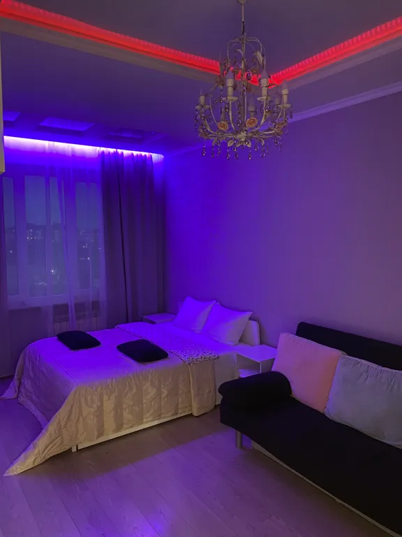 Стильная квартира с разноплановым освещением