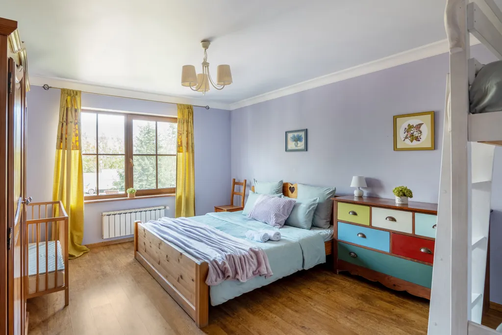 Белый коттедж с баней и бассейном рядом с озером