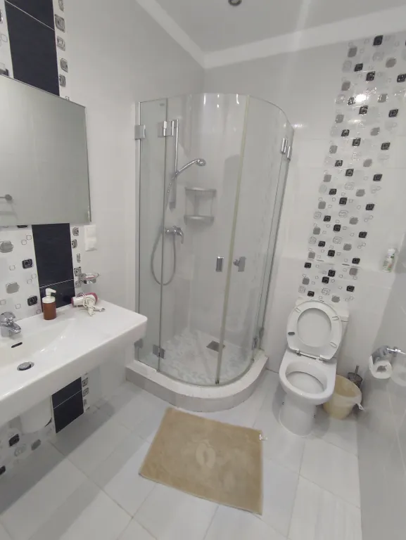 Огромная квартира с бассейном и видом на море