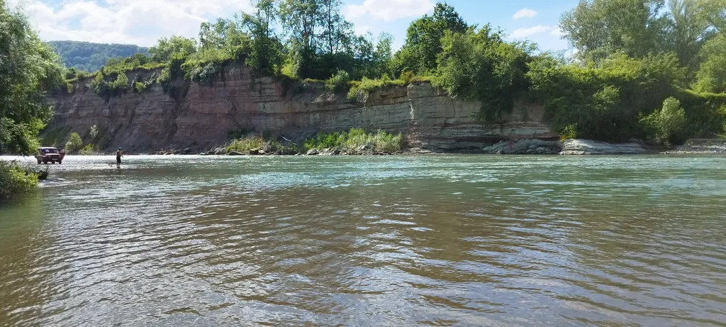 Романтик у реки