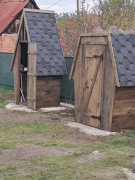 Дачный домик с большой террасой и бассейном