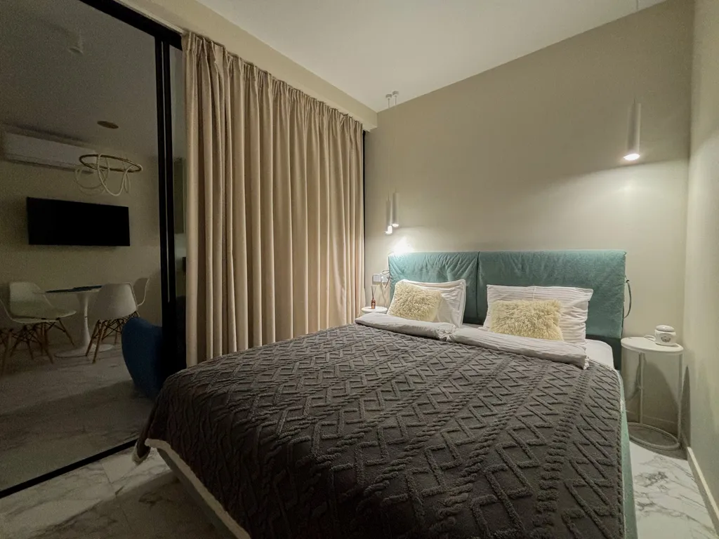 Студия с видом на горы в центре