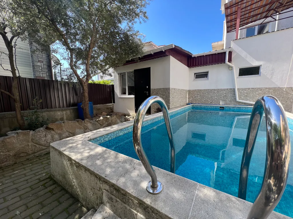 Дом с бассейном и баней