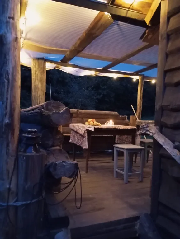 Изба с уютом детства, деревенский дом с баней и русским бытом