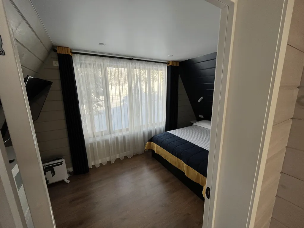 Уютный треугольный домик в лесу