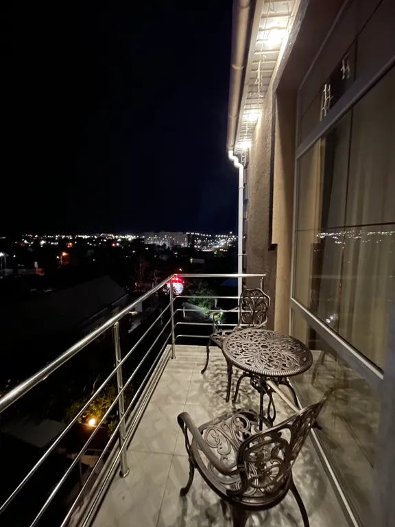 Четырёхместный номер люкс с балконом С видом на город и горы