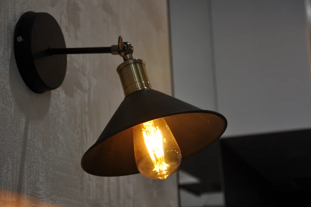 Студия с видом на море диваном и балконом