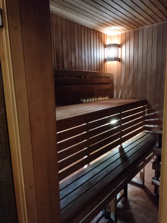 Уютный коттедж с дровяным камином, в окружении лесного массива