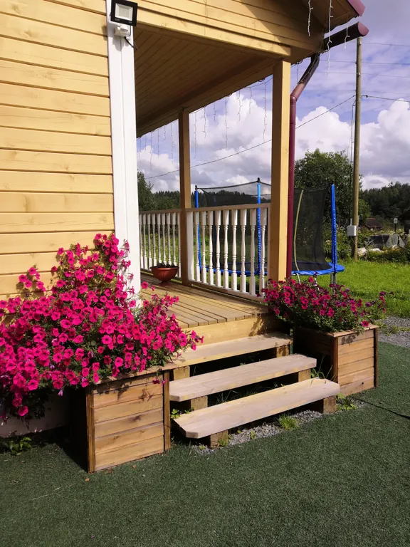 Домик с балконом