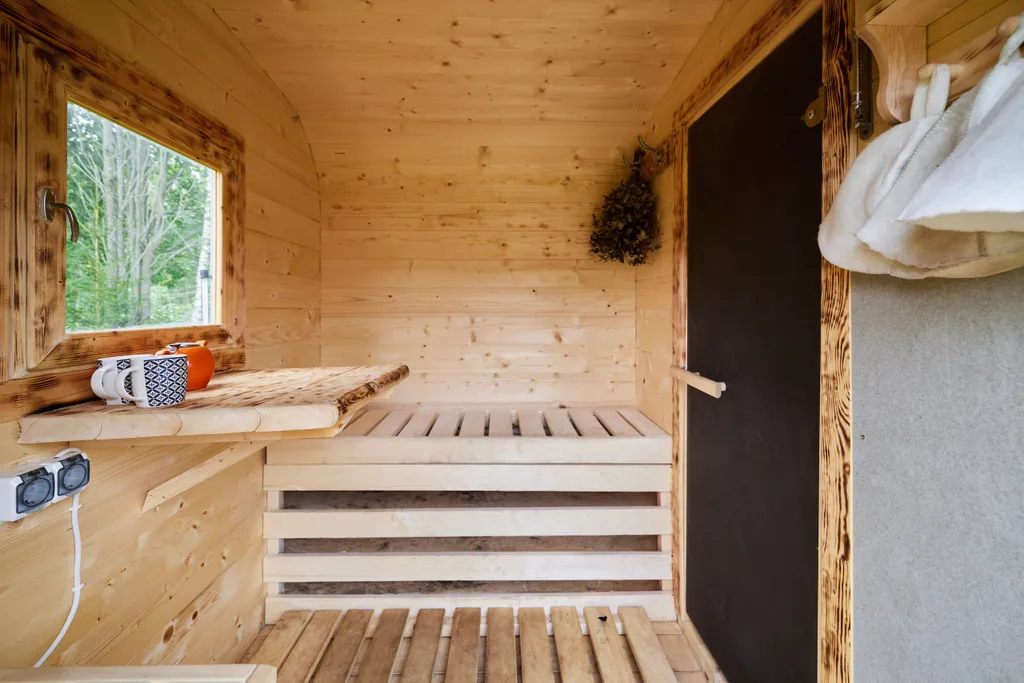 Дом в лесу рядом с озером