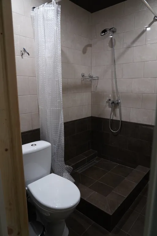 Домик в сосновом бору с видом на горы и лес