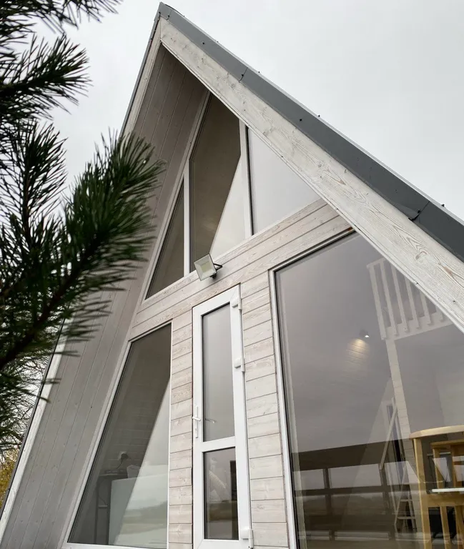 Загородный дом с чаном и панорамным видом на озеро