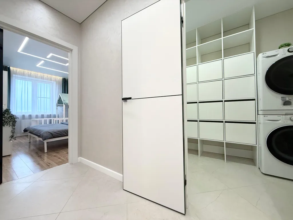 Квартира с большой кухней-гостиной, камином и панорамным видом