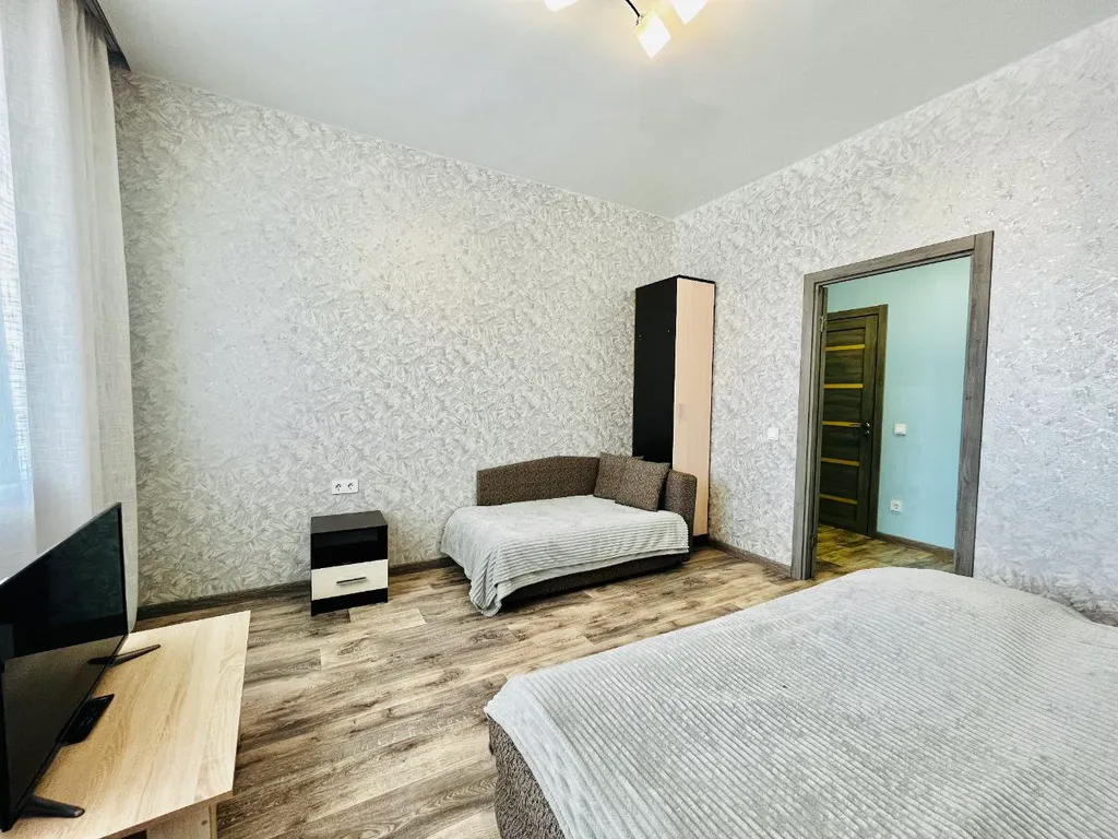 Однокомнатная квартира с диваном и тв на кухне