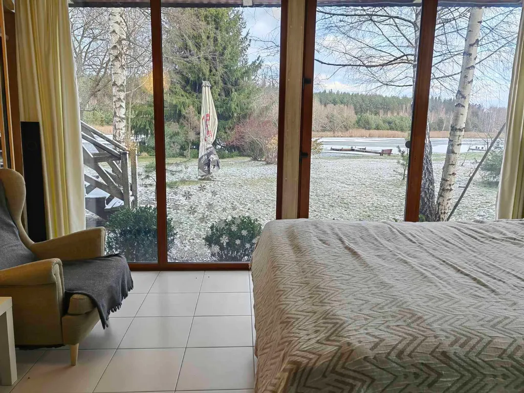 Дом в тихом и живописном месте на берегу озера