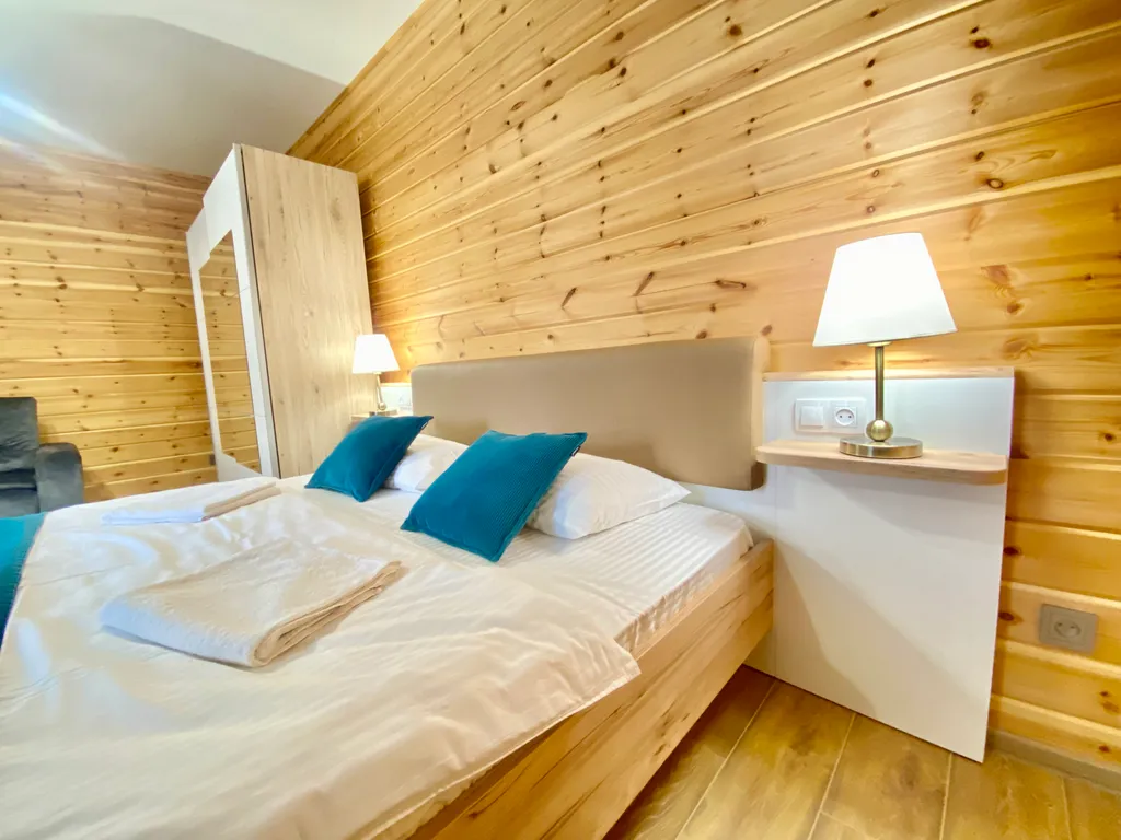 Апартамент С, Семейный