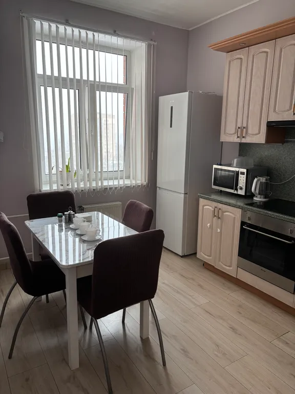 Уютная, чистая квартира в удобном районе, имеется водонагреватель.