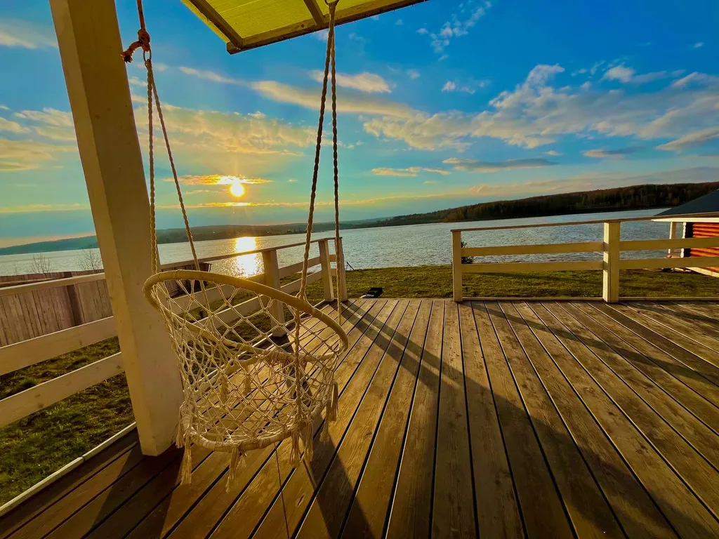 Речное поместье глэмпинг на берегу реки