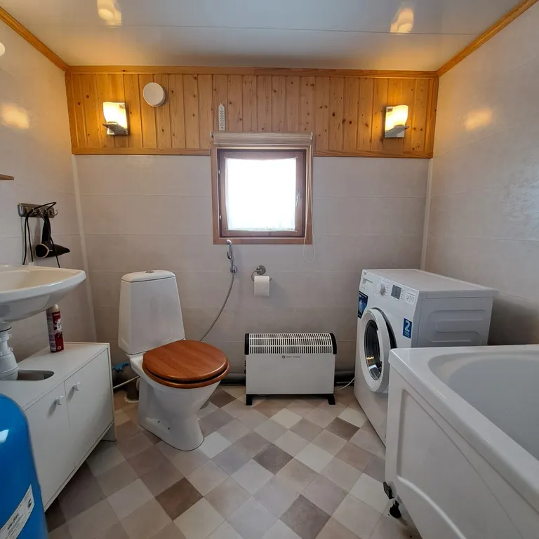 Дом с качелями