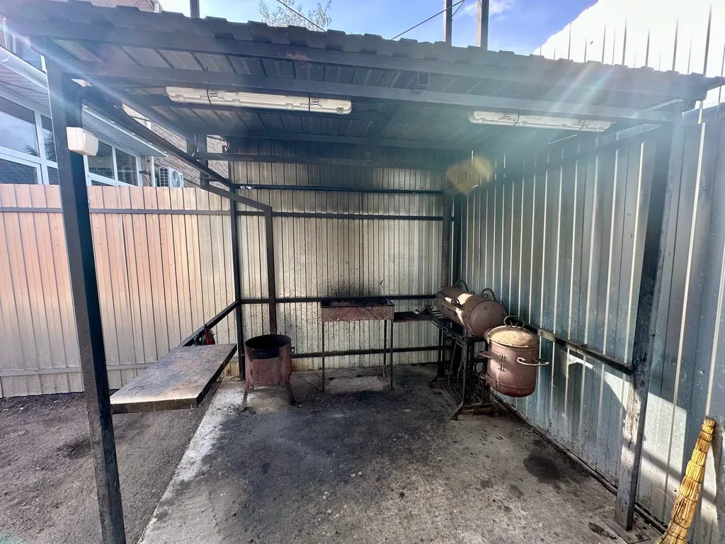 Дом с бассейном, в черте города