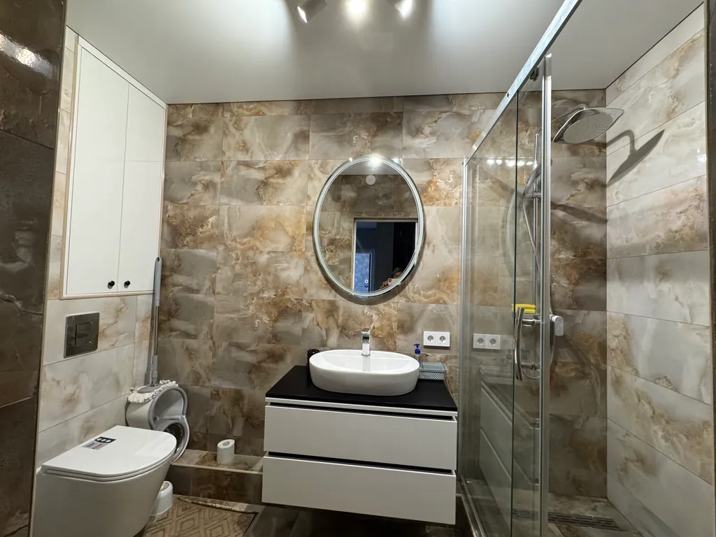 Современная квартира в центре города рядом с морем