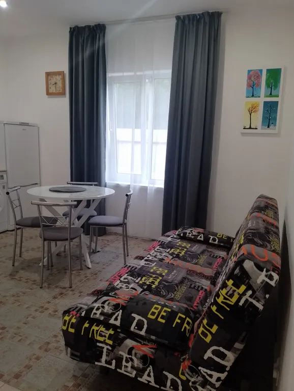 Домик у реки гор и моря