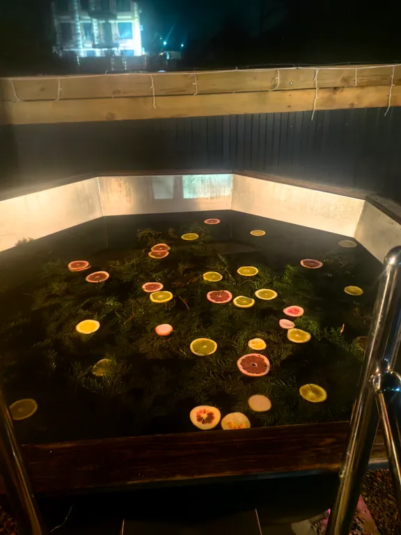 Уютный деревянный домик с видом на реку