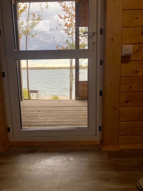 Домик на берегу озера