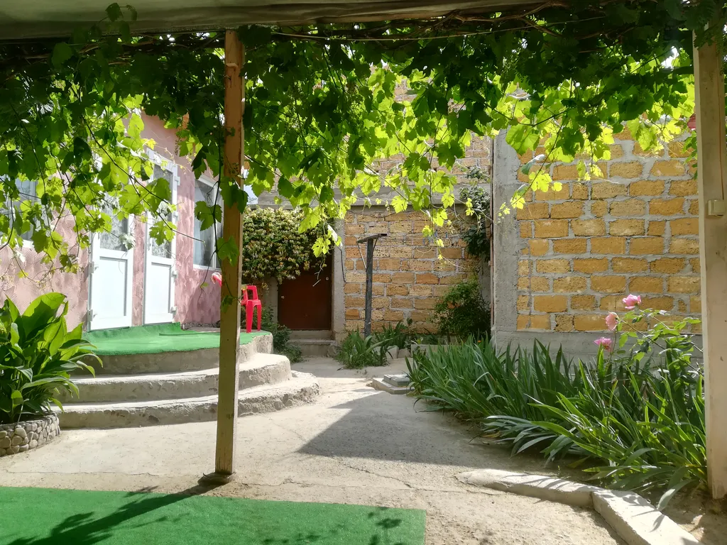 Комфортный дом с личным просторным двором