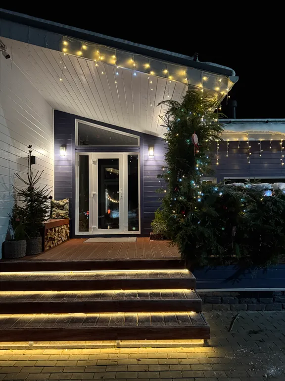 Дом на берегу лесного озера