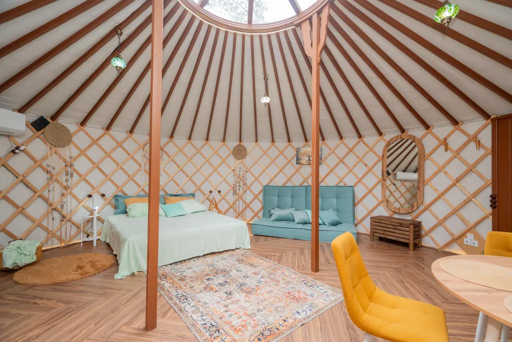 Глэмпинг в лесу