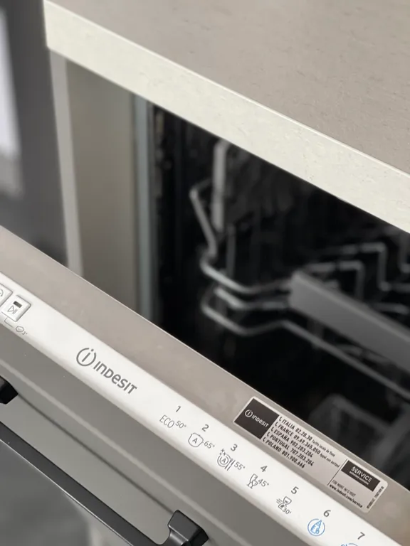 Просторная уютная студия с панорамным остеклением в тихий двор