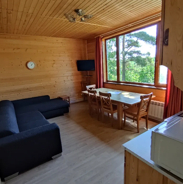 Дом на берегу озера с видом на лес