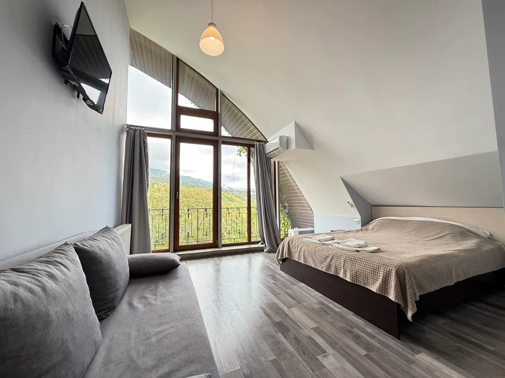 Солнце Ялты у моря с теплым бассейном