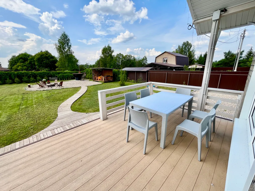 Уютный современный дом с террасой и банным чаном на участке 17 соток