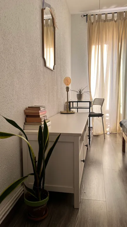 Уютная комната с балконом в центре