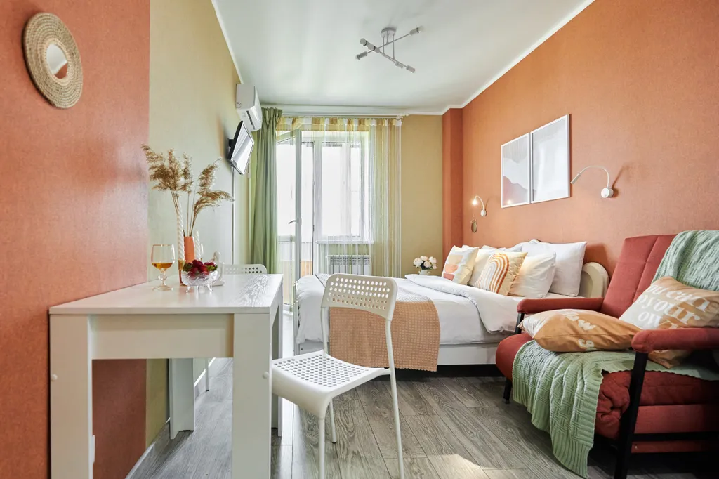 Студия у ЖД вокзала, в центре города