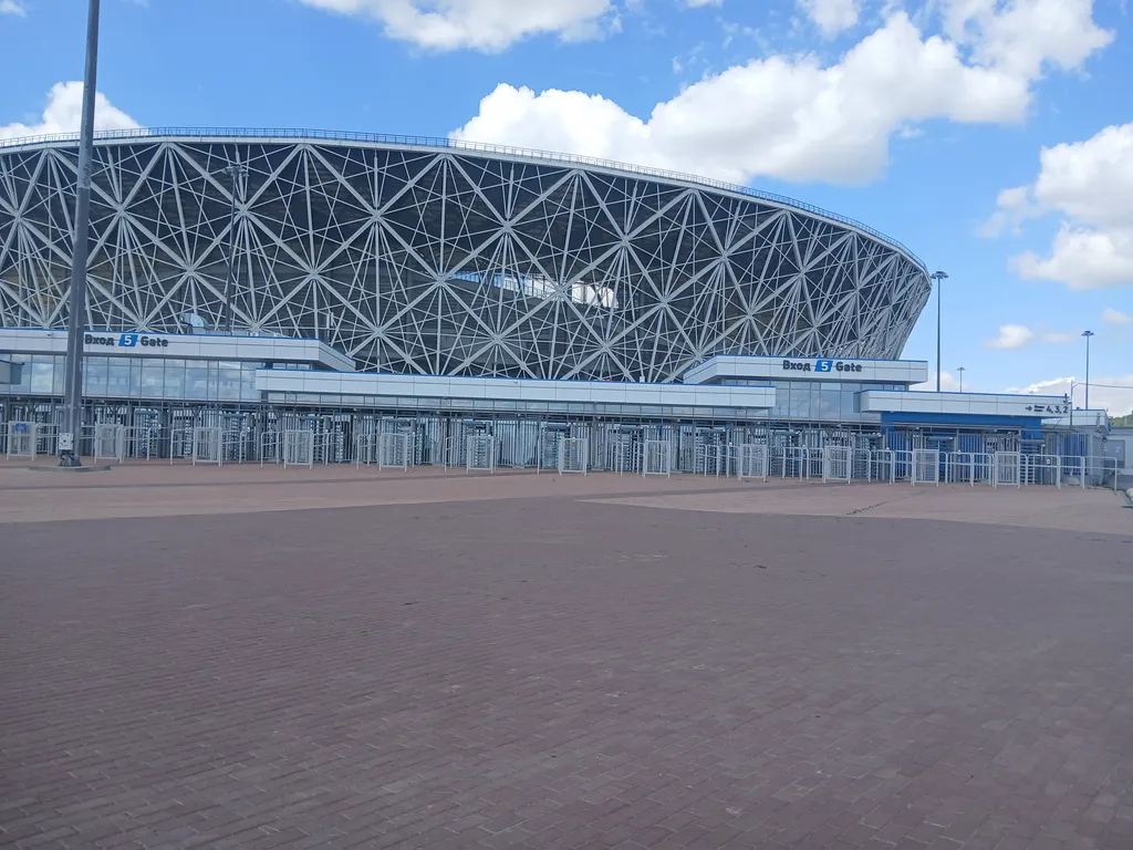 Жизнь с видом реку: огромная лоджия с панорамным остеклением в пол!