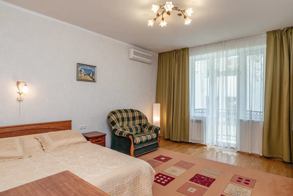 Уютные апартаменты в центре Ялты с видом на горы с 3-балконами