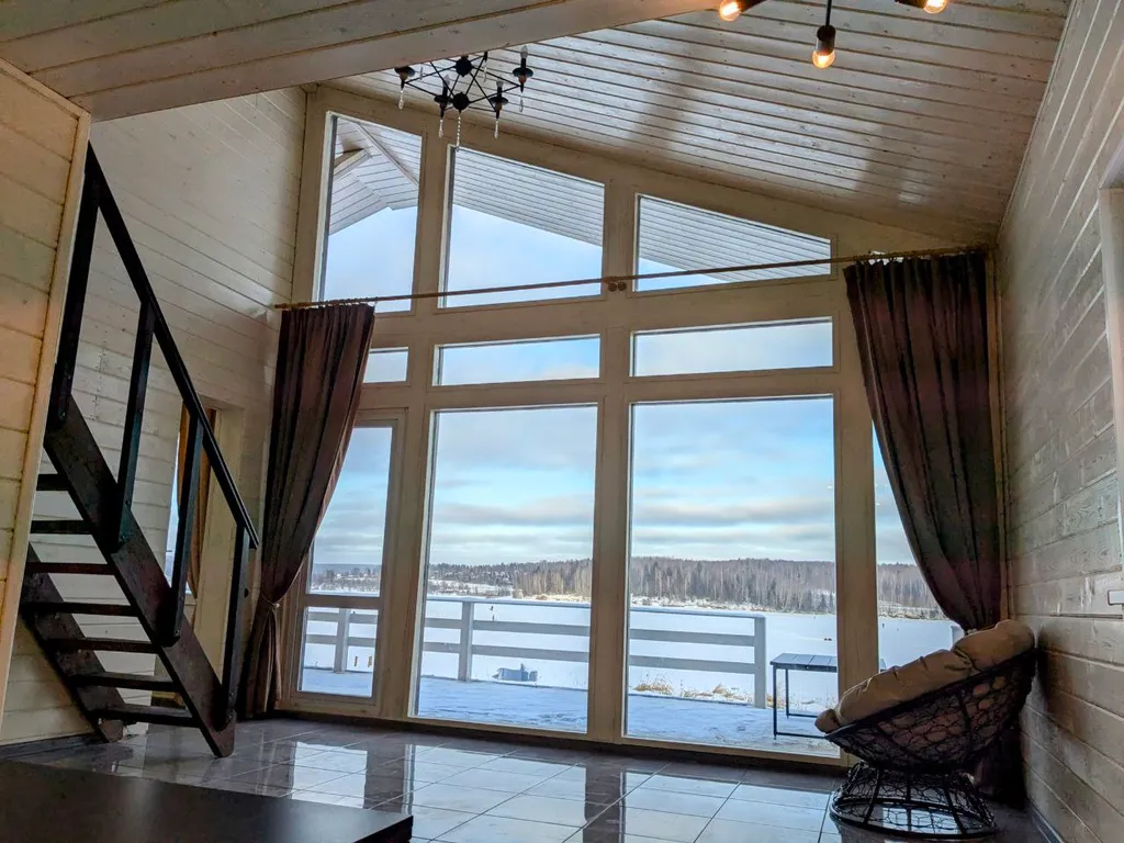 Новый дом в стиле барн Хаус на берегу реки