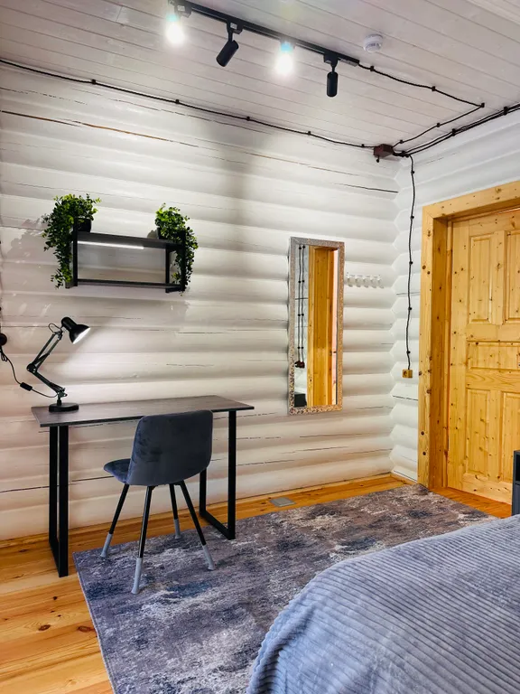 Усадьба Сова на берегу реки в горах Алтая