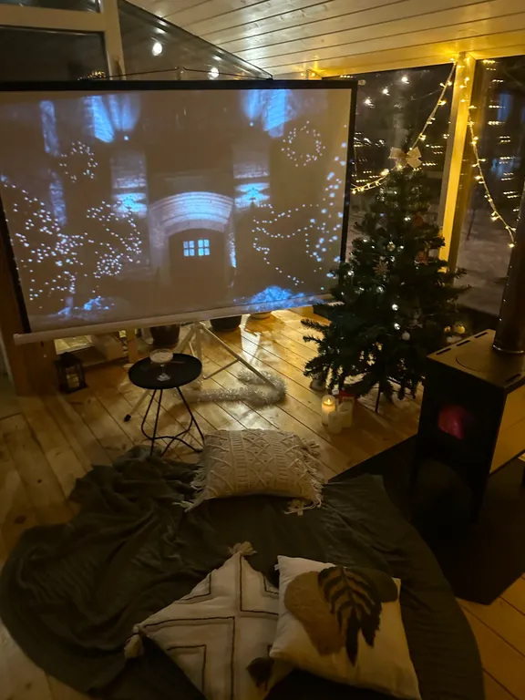 Уютный домик в лесу с горячим чаном