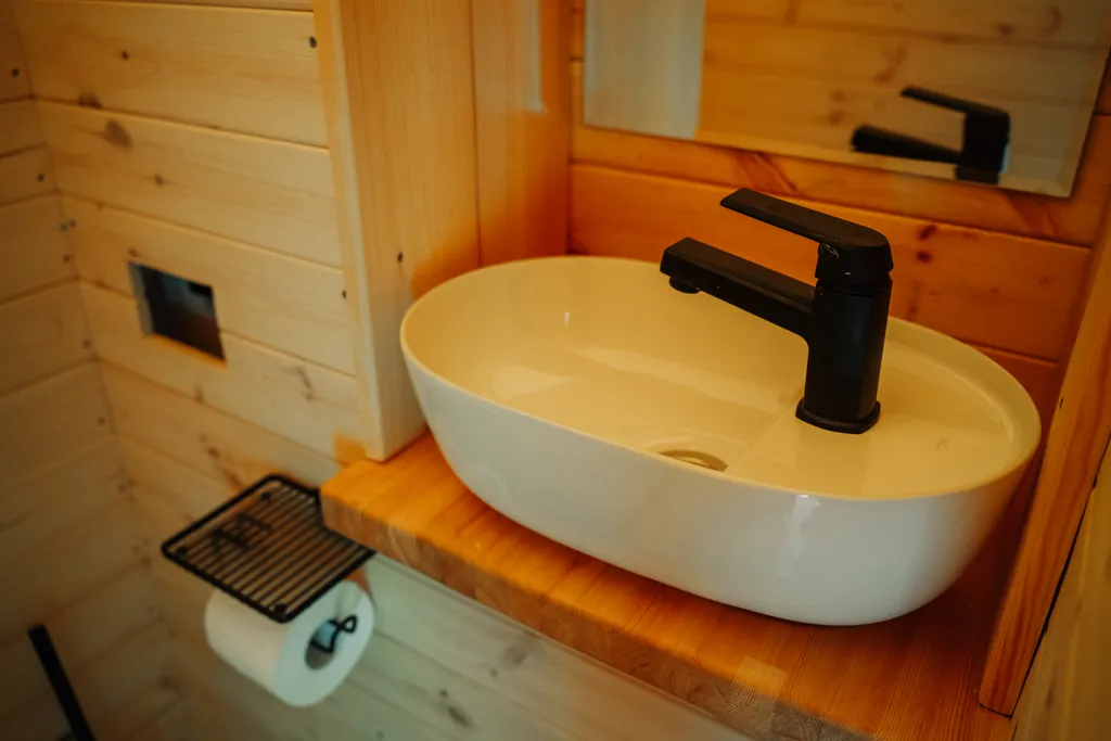 Уютная хижина в лесу у реки