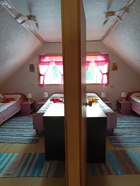 Уютный дом у пруда