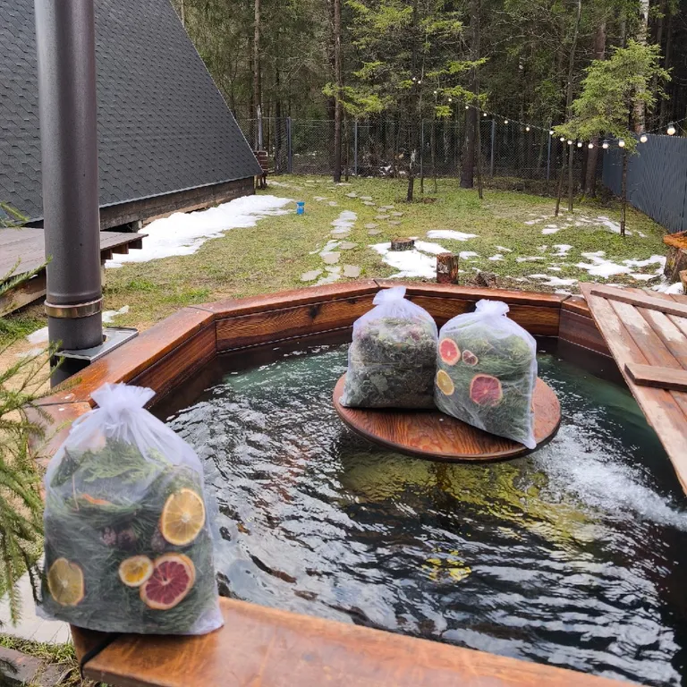 А-фрейм с чаном у леса