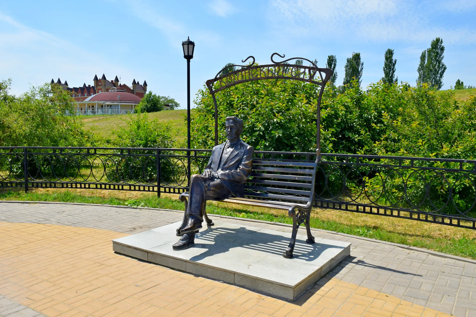 Памятник А.П. Чехову на набережной.