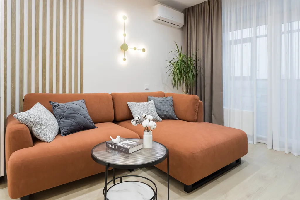 Современная трешка с видом на озеро и каминным залом