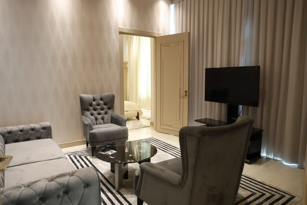 Двухкомнатный номер с king-size кроватью и диваном в гостиной